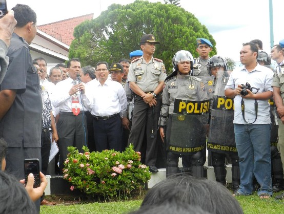 demo tapsel9 3000 Massa Serbu Kantor Pemkab Tapsel Tuntut Pemindahan Ibukota : Bupati Syahrul Pasaribu Ngotot Melanggar UU Pemekaran